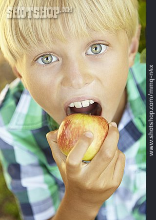 
                Junge, Gesunde Ernährung, Apfel                   