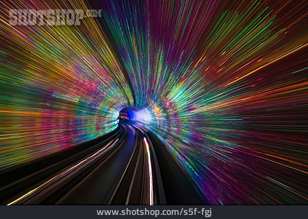 
                Bewegungsunschärfe, Geschwindigkeit, Eisenbahntunnel                   