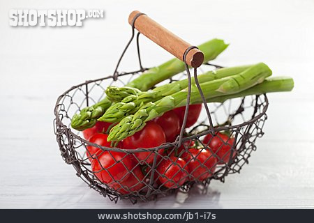 
                Tomaten, Grünspargel, Gemüsekorb                   