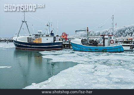 
                Winter, Eisschollen, Fischkutter                   