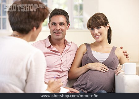 
                Paar, Schwangerschaft, Geburtsvorbereitung, Hebamme                   