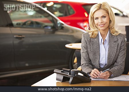 
                Frau, Autohändler                   