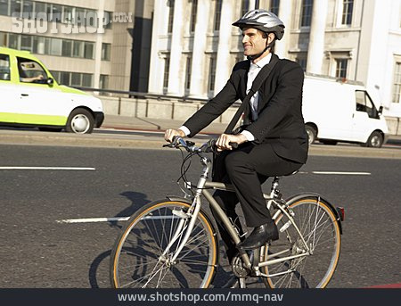 
                Geschäftsmann, Radfahren, Arbeitsweg                   