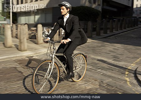 
                Geschäftsmann, Radfahren, Arbeitsweg                   