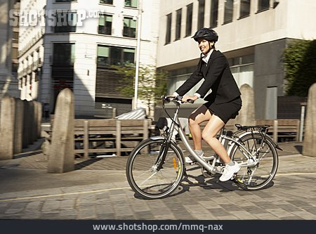 
                Geschäftsfrau, Radfahren, Arbeitsweg                   