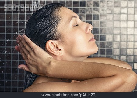 
                Frau, Entspannung, Haare Waschen                   