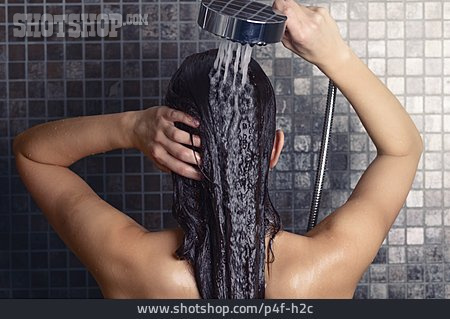 
                Frau, Ausspülen, Haarpflege, Haare Waschen                   