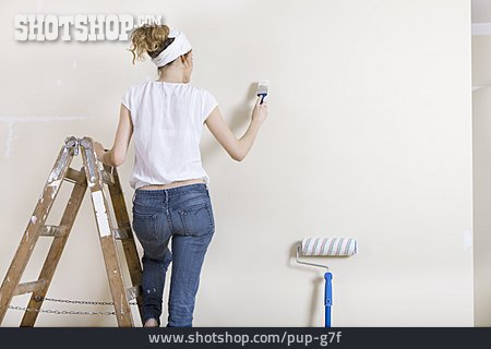 
                Frau, Malern, Renovierungsarbeiten                   
