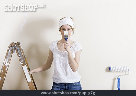 
                Frau, Malerpinsel, Renovierungsarbeiten                   