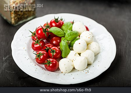 
                Basilikum, Tomaten, Mozzarella                   