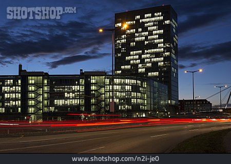 
                Bürogebäude, Blaue Stunde, Leuchtstreifen                   