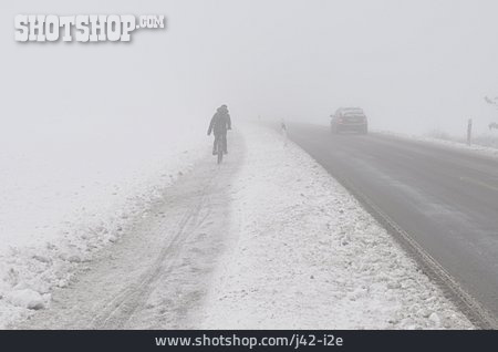 
                Radfahrer, Straßenverkehr, Winterwetter                   