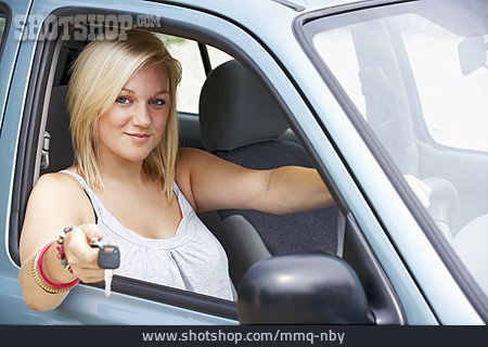 
                Junge Frau, Autofahrerin, Führerscheinneuling                   