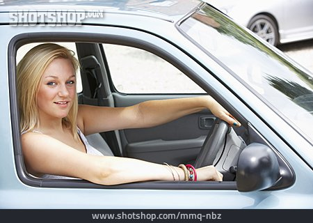 
                Junge Frau, Autofahrerin                   
