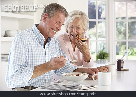 
                Häusliches Leben, Frühstück, Seniorenpaar                   