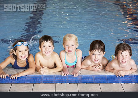 
                Kindergruppe, Schwimmbad                   