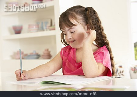 
                Mädchen, Hausaufgaben, Down-syndrom                   