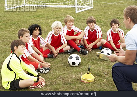 
                Kindergruppe, Mannschaft, Fußballspieler, Besprechung                   