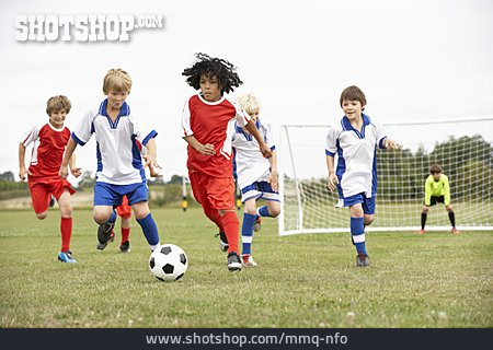 
                Kindergruppe, Fußball, Fußballspiel                   