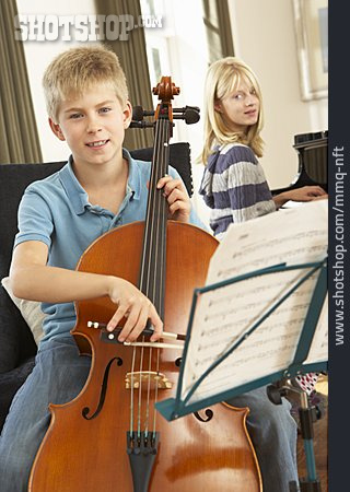 
                Junge, Cello, Musikschule                   