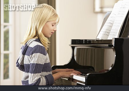 
                Musikunterricht, Klavier Spielen, Musikschülerin                   