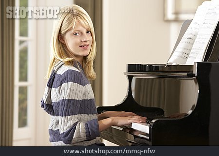 
                Mädchen, Klavier Spielen, Musikschülerin                   