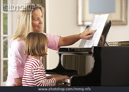 
                Mädchen, Musikunterricht, Klavierlehrerin                   