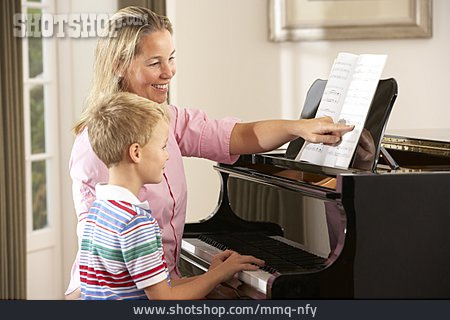 
                Musikschüler, Klavierlehrerin                   