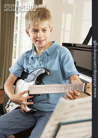 
                Musikunterricht, Musikschüler, E-gitarre                   