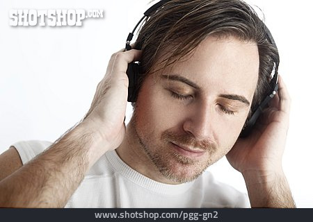 
                Junger Mann, Musik, Musikhören, Kopfhörer                   