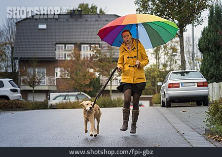 
                Frau, Spaziergang, Hund, Regen                   
