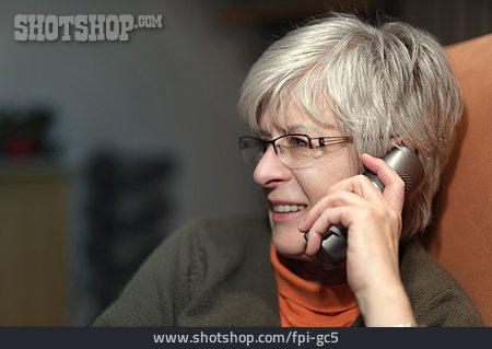 
                Frau, Seniorin, Telefonieren                   