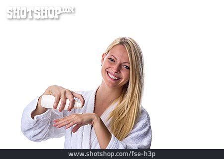 
                Frau, Hautpflege, Handcreme                   