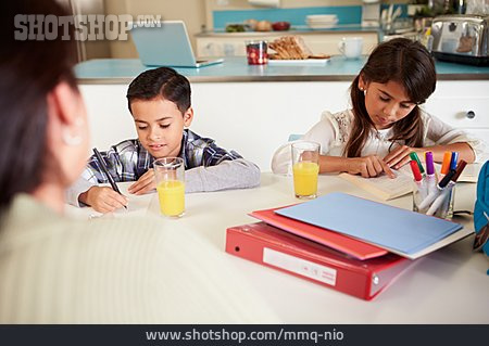 
                Häusliches Leben, Hausaufgaben, Geschwister                   