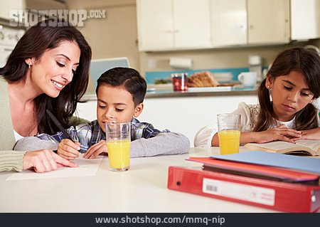 
                Mutter, Häusliches Leben, Hausaufgaben, Geschwister                   
