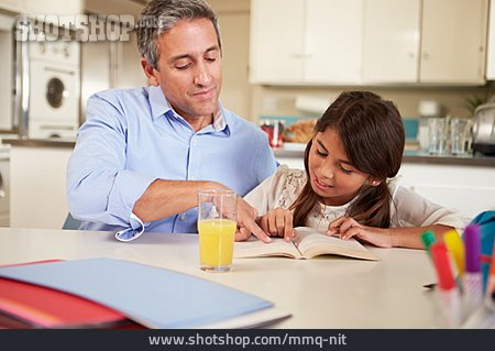 
                Vater, Häusliches Leben, Tochter, Hausaufgaben                   