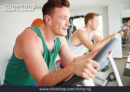 
                Sport & Fitness, Sportler, Fitnessstudio, Fahrradergometer                   