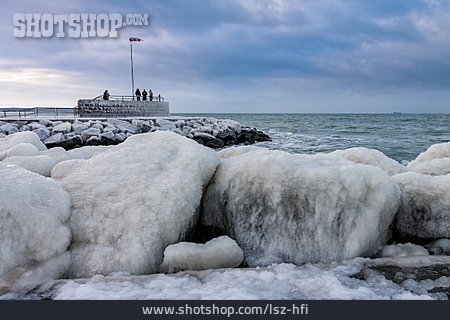 
                Mole, Eisschicht, Ostseeküste                   
