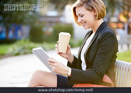 
                Junge Frau, Geschäftsfrau, Lesen, Tablet-pc                   