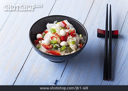 
                Asiatische Küche, Reisgericht, Hühnchencurry                   