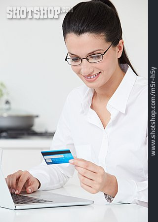 
                Frau, Bezahlen, Kreditkarte, Onlineshopping                   