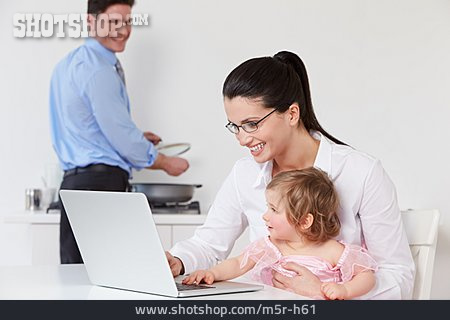 
                Mutter, Internet, Surfen, Bezahlen, Tochter, Onlineshopping                   