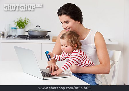 
                Mutter, Bezahlen, Tochter, Onlineshopping                   