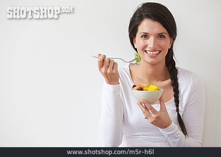 
                Frau, Gesunde Ernährung, Obstsalat                   