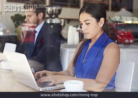 
                Geschäftsfrau, Laptop, Mittagspause                   