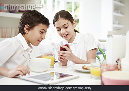 
                Kind, Geschwister, Smartphone                   