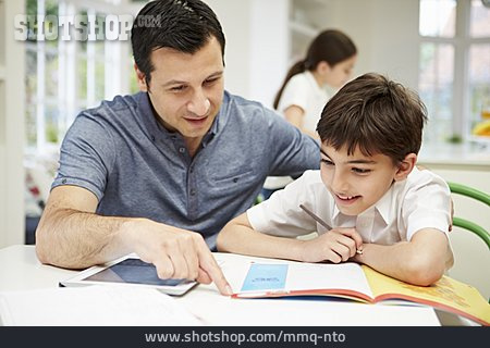 
                Vater, Sohn, Hausaufgaben                   