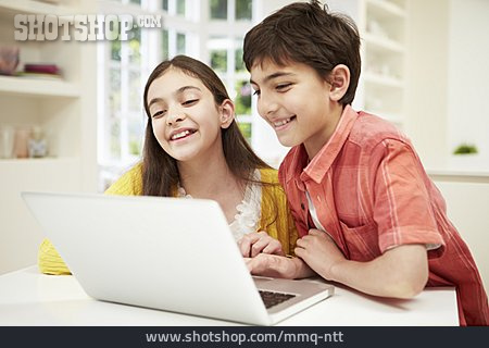 
                Kind, Laptop, Internet, Geschwister                   