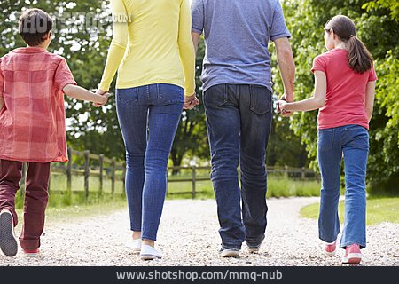 
                Zusammenhalt, Spaziergang, Zukunft, Familie                   