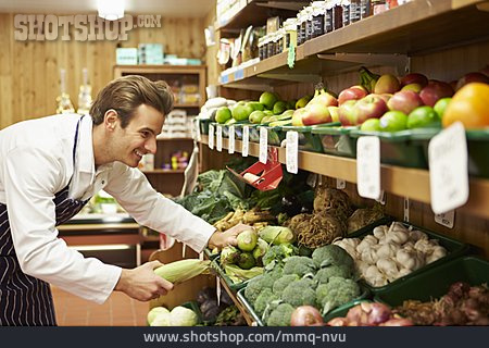 
                Supermarkt, Mitarbeiter, Gemüseabteilung                   